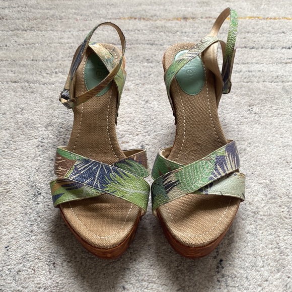 Tropical print green and blue platform heels - Picture 2 of 3